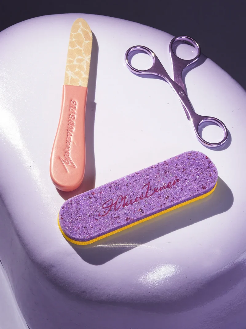 Illustration eines Nagelpflege-Konzepts mit neutralen, unbeschrifteten Werkzeugen